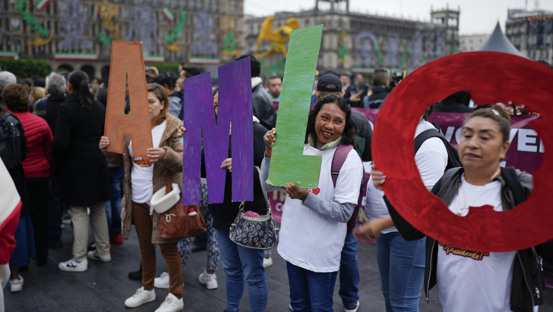 “¡Hasta siempre, presidente!”: cientos se acercan a despedir a López Obrador en último día de Gobierno