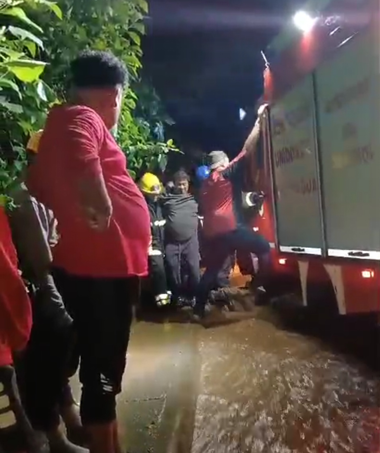 Fuerte corriente puso en peligro la vida de padre e hijo