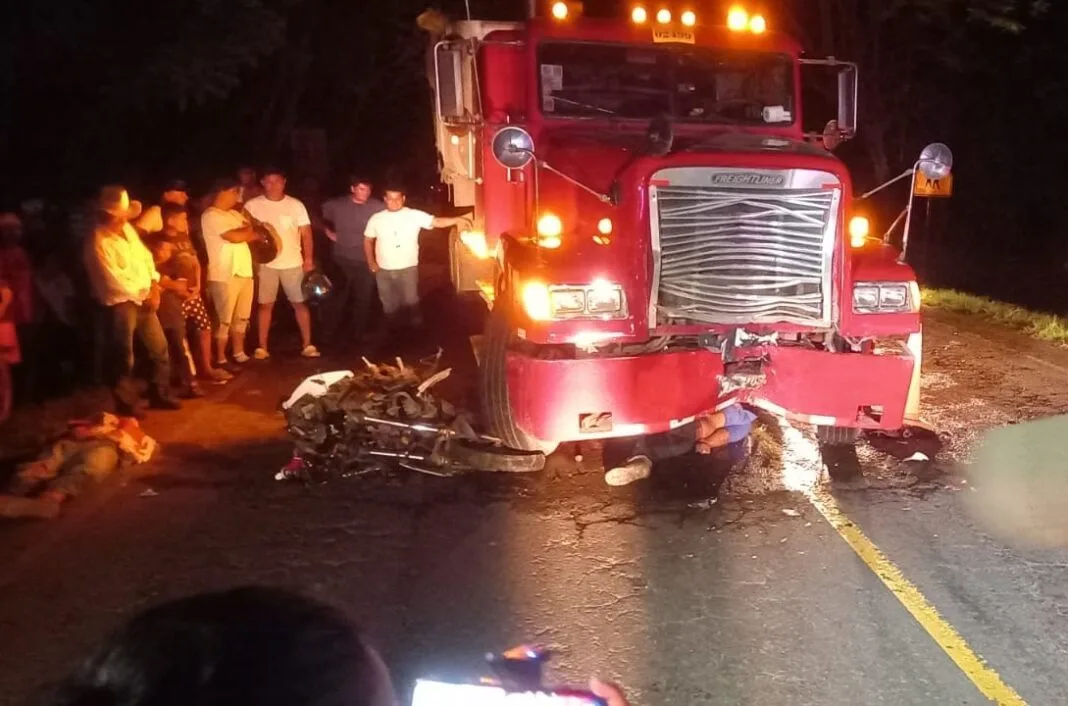 Reconocidos montadores de toros mueren tras chocar su moto contra un camión en Juigalpa