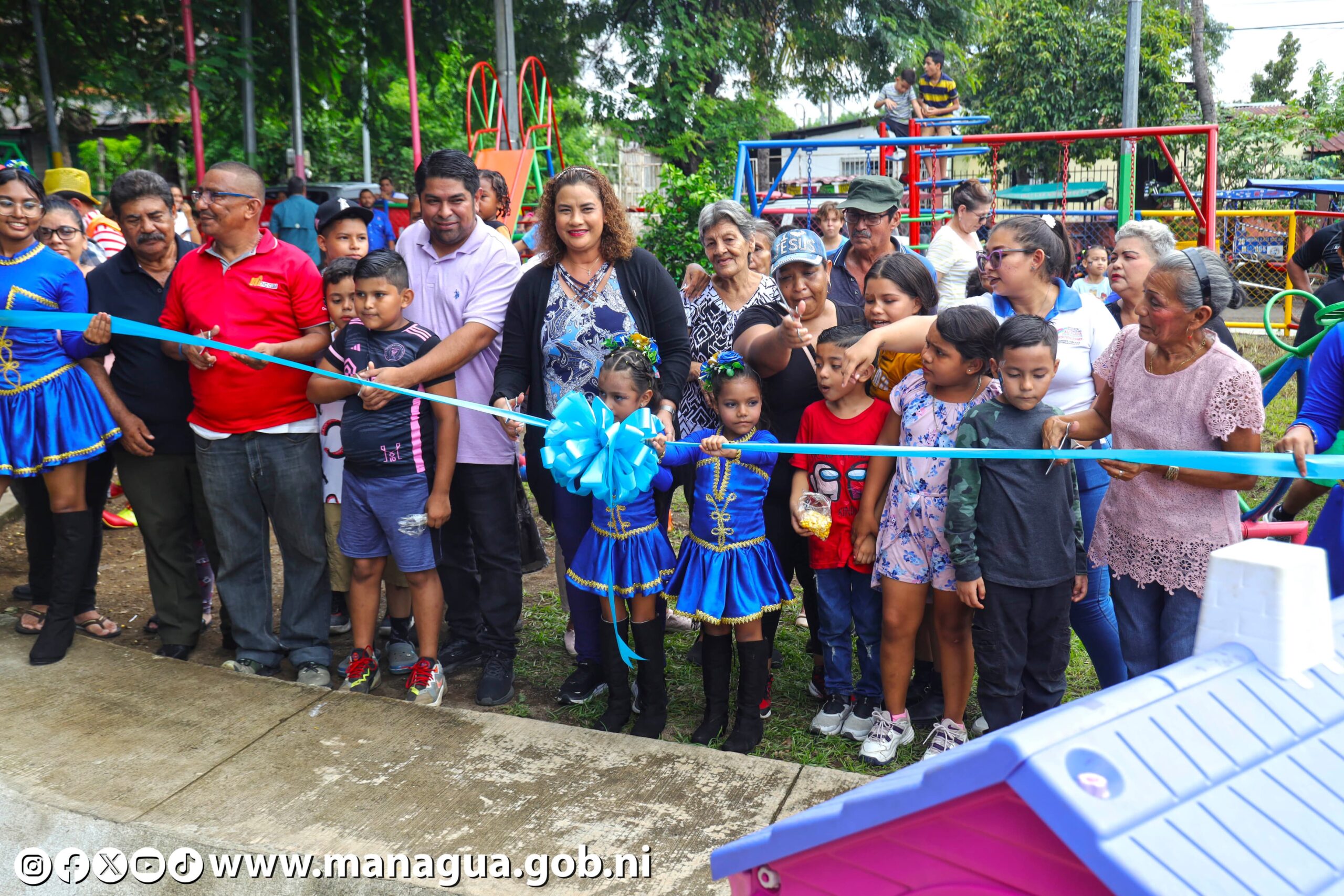 Familias de Villa José Benito Escobar celebran rehabilitación de su parque