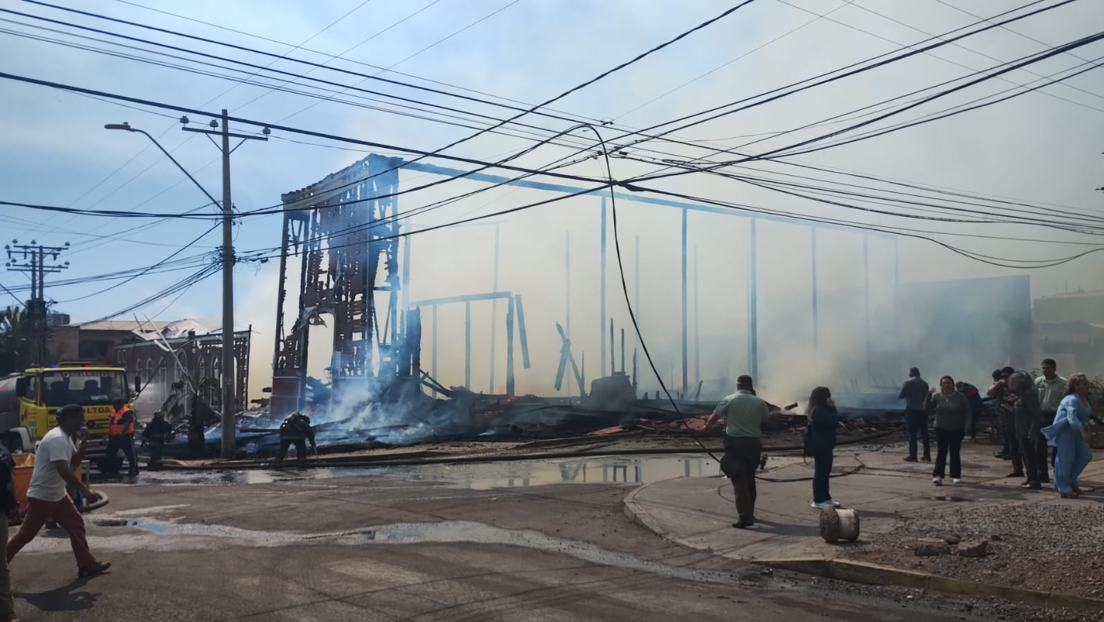 Arde por completo una iglesia histórica en Chile