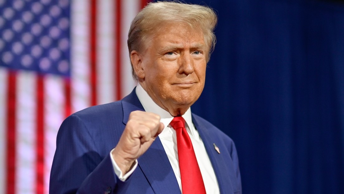 Trump baila en un mitin donde dos personas se desmayaron por el calor