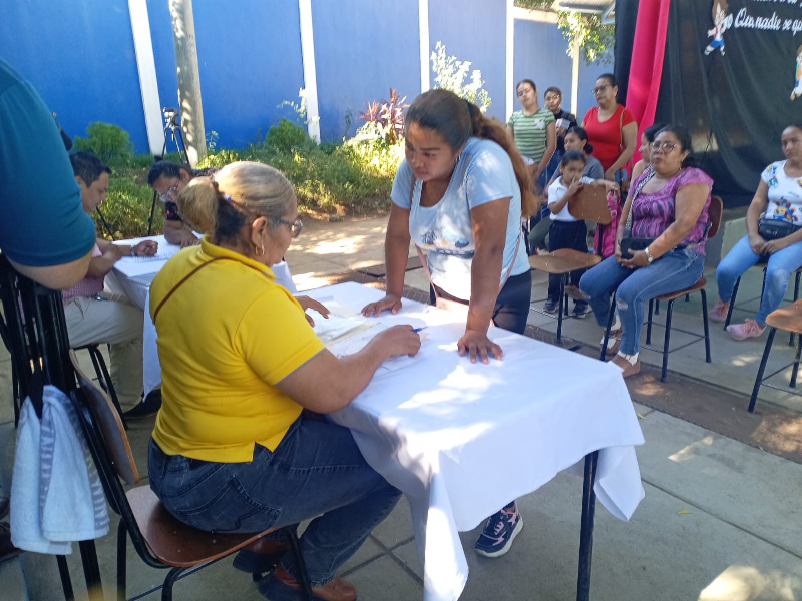 Padres de familia acuden masivamente a matricular a sus hijos para el Ciclo Escolar 2025