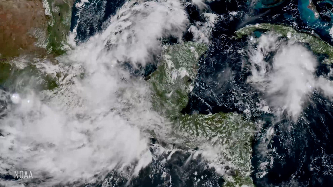 Un satélite de relámpagos capta la tremenda fuerza de dos mortíferos huracanes