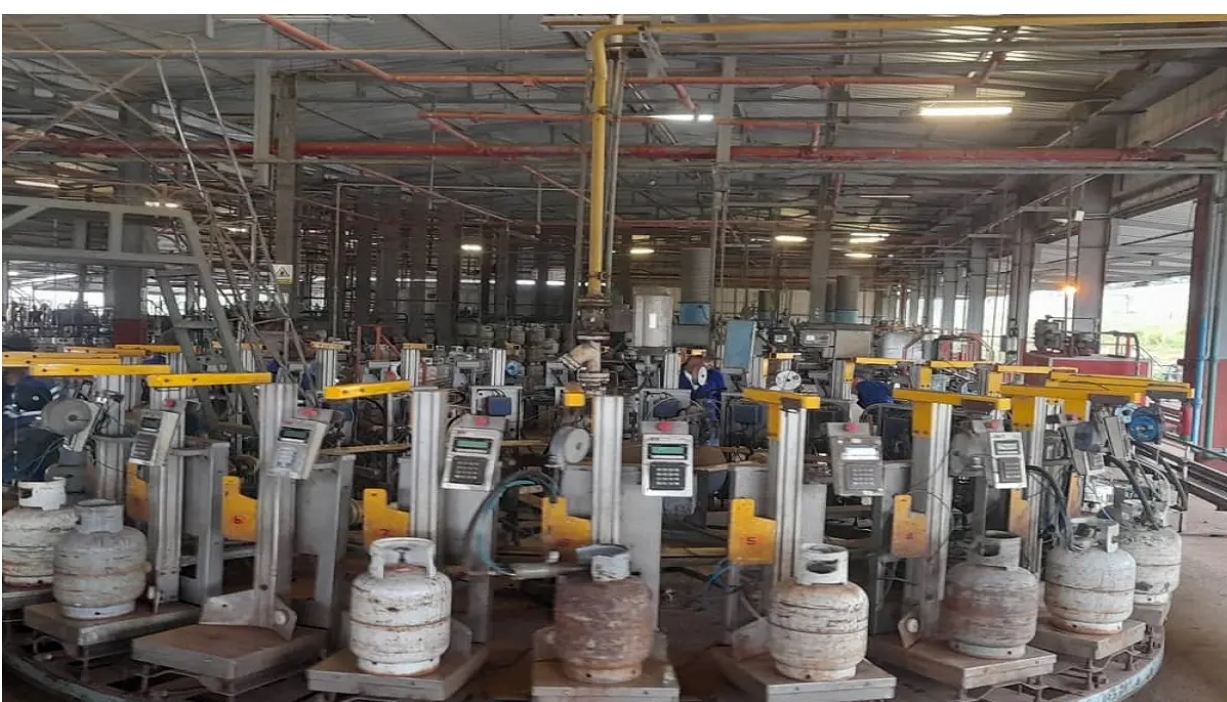 Empresa Cuba-Petróleo distribuye combustible a puntos de venta de la población