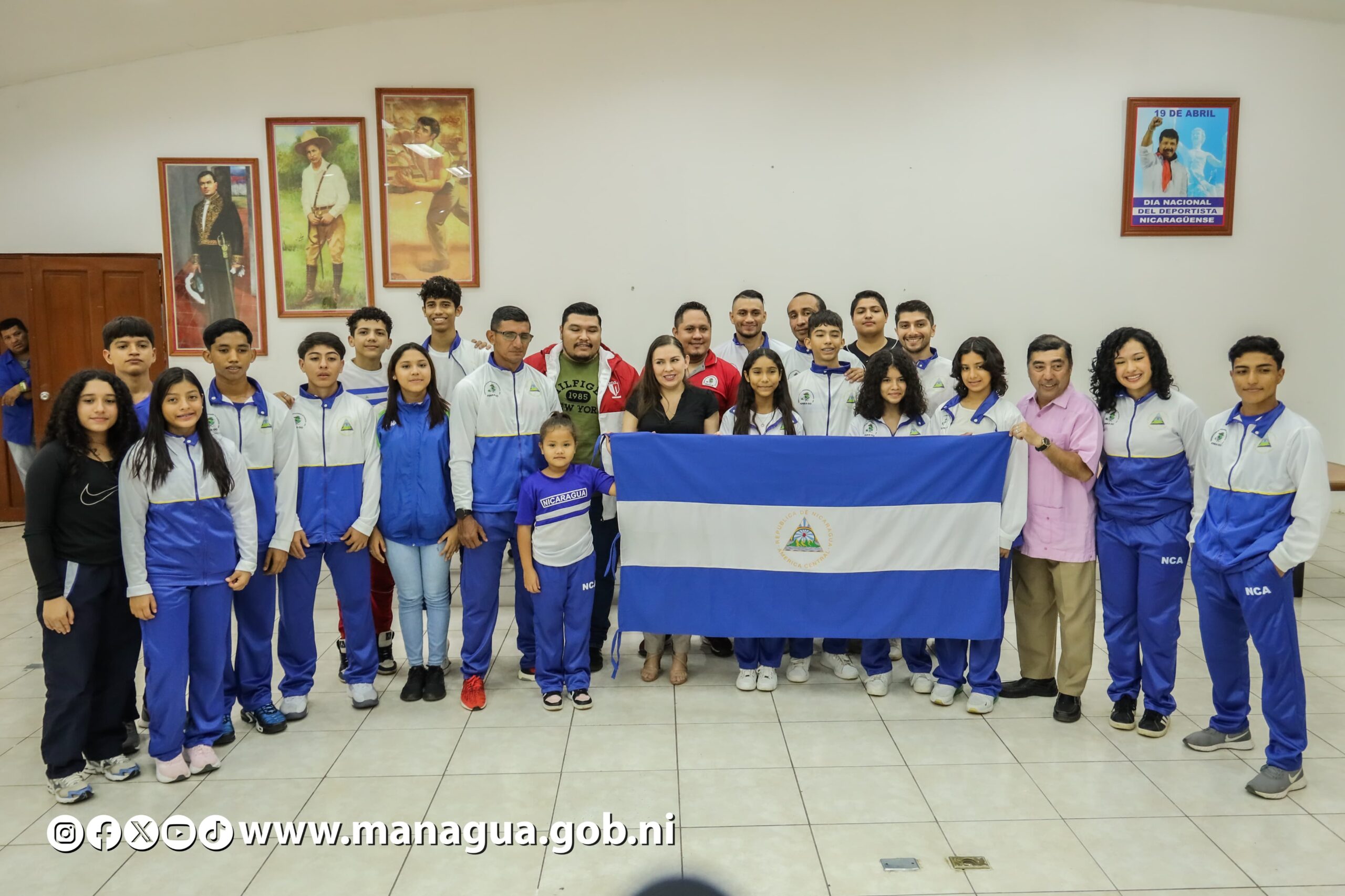 Abanderan a Karatecas que participarán en dos torneos internacionales