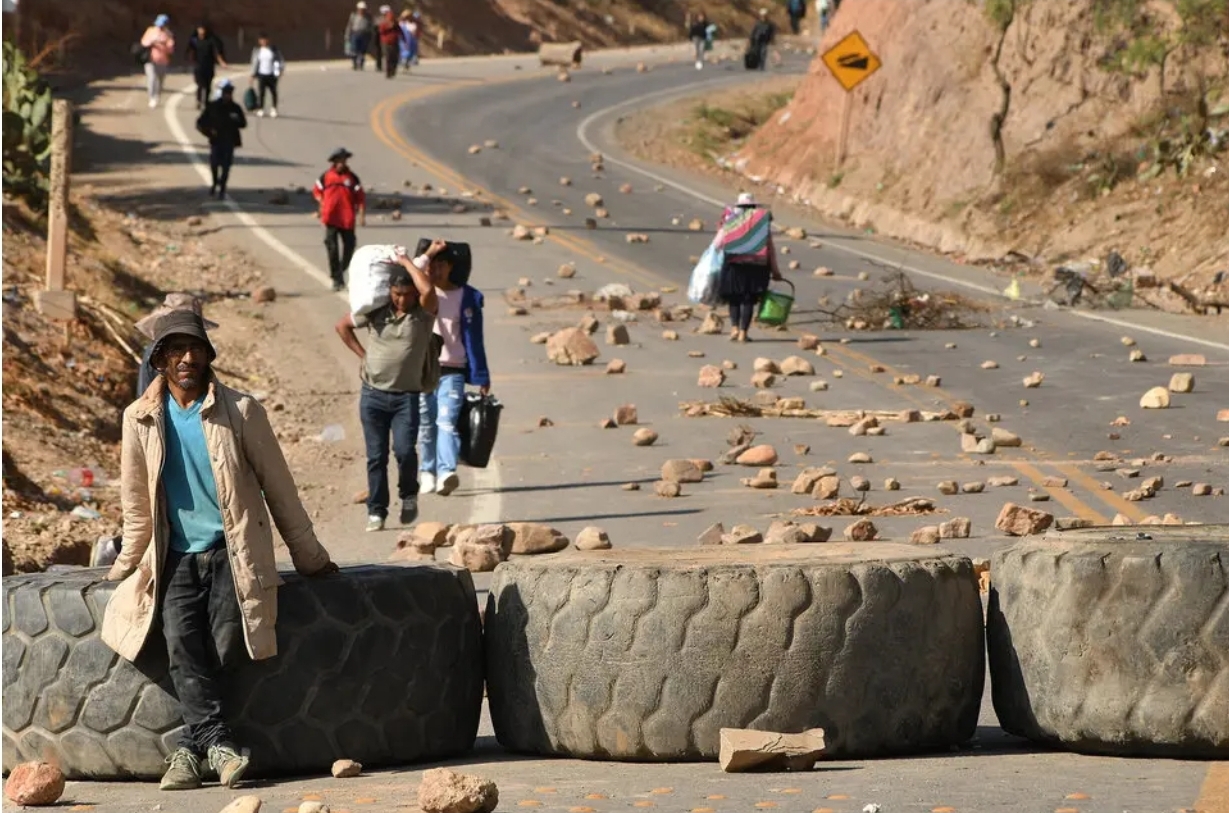 En Bolivia persisten los bloqueos mientras la policía intenta despejar carreteras