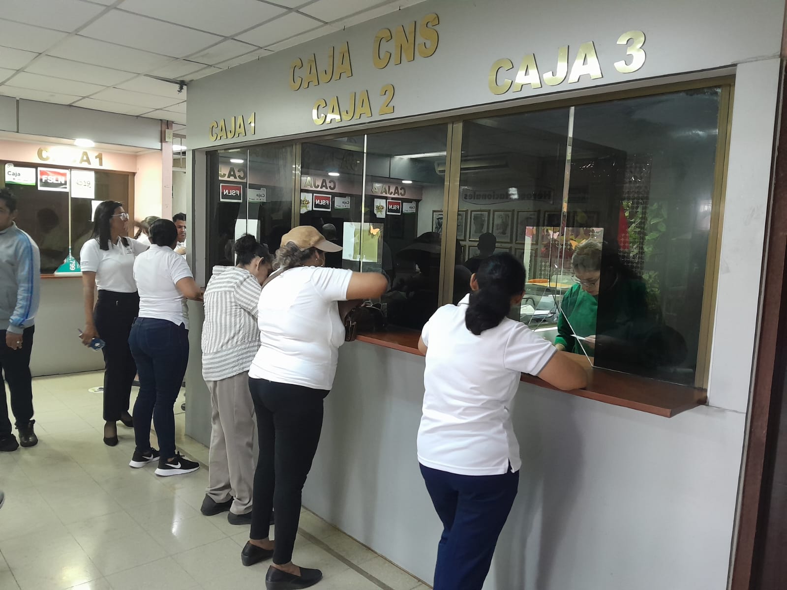 Trabajadores de la salud reciben pago de noviembre con el 4% de aumento salarial