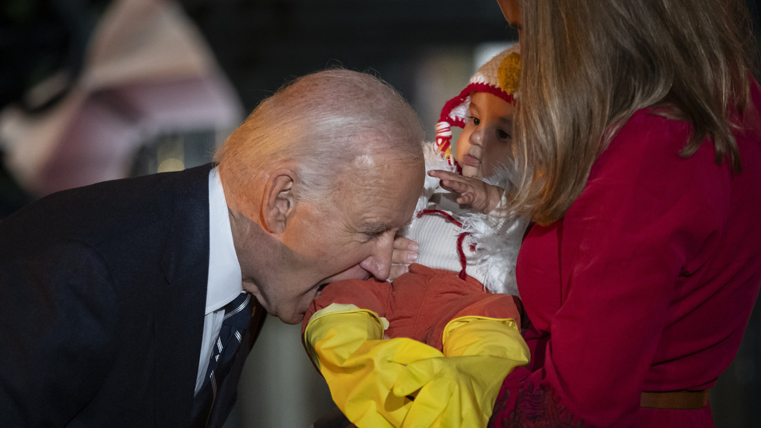 Biden muerde a bebés durante la celebración de Halloween en la Casa Blanca