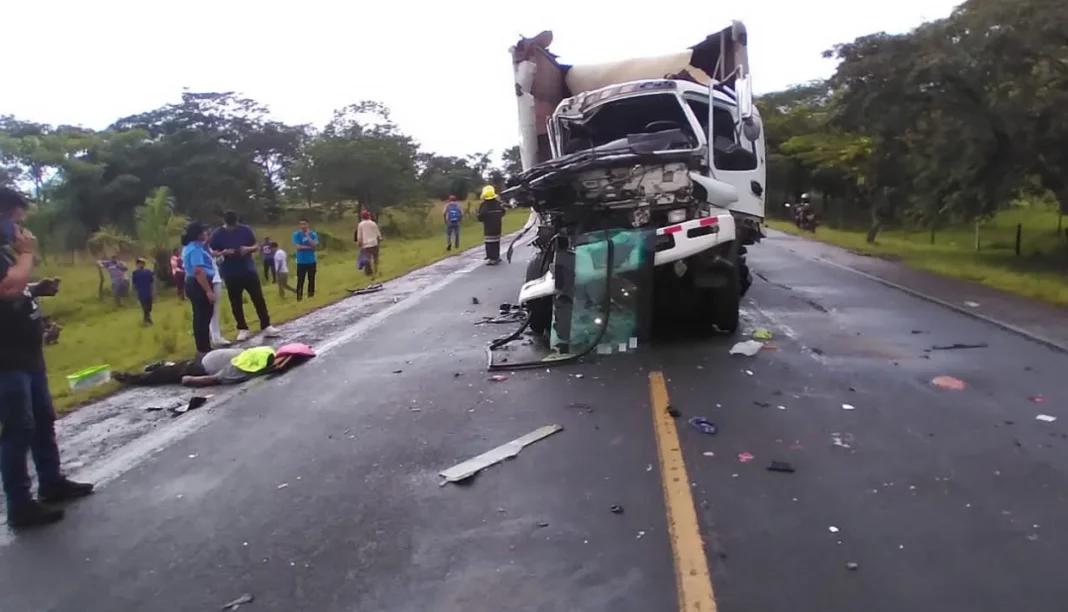 Adulto mayor muere prensado en choque de camión y bus en carretera Acoyapa-San Carlos