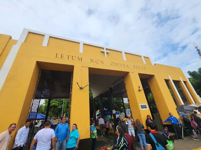Tradición y recuerdos: nicaragüenses honran a sus difuntos en los camposantos