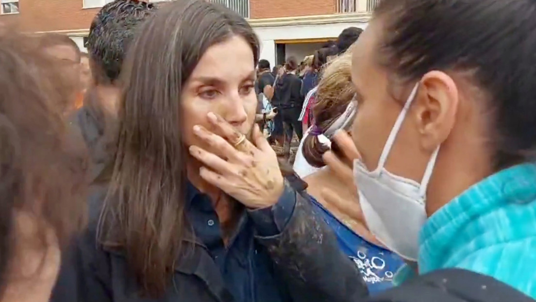 “¡A ti no te falta agua!”: increpan a los reyes de España en su visita a zonas afectadas por la DANA