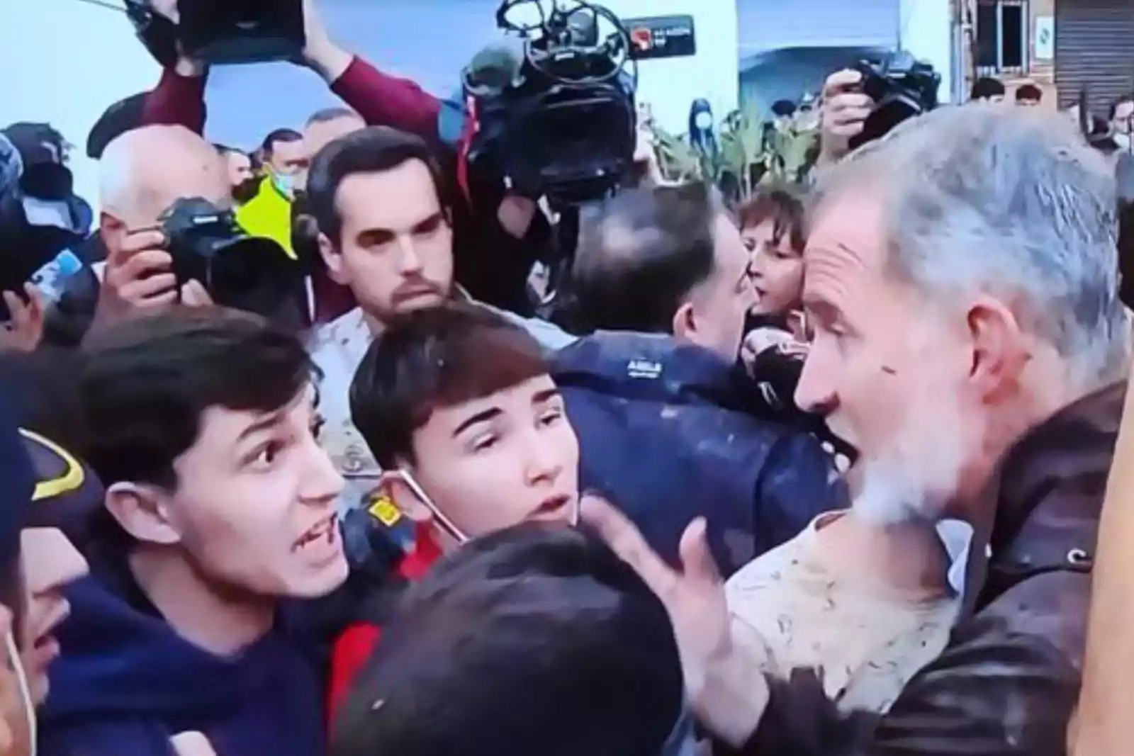 Las imágenes de la enorme comitiva de los reyes y Sánchez en Valencia que indignaron a la población