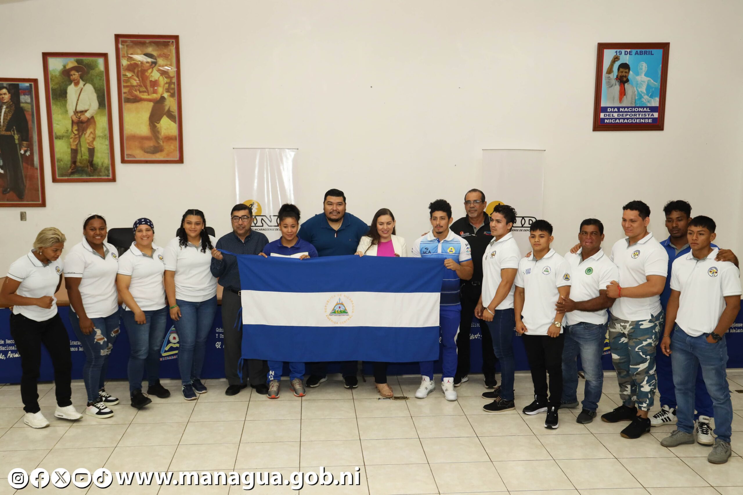 Abanderan a 12 atletas que participarán en Centroamericano de Levantamiento de Pesas