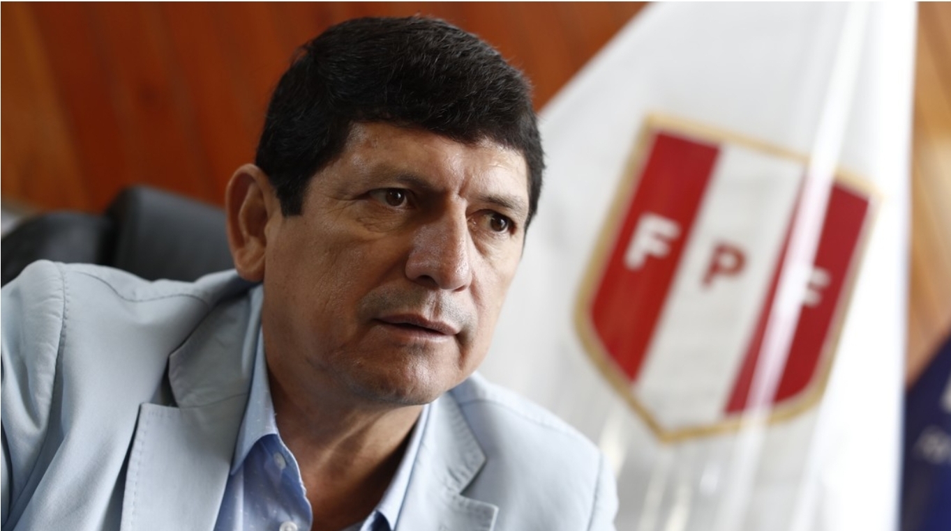 Detienen al presidente de la Federación Peruana de Fútbol por caso de corrupción