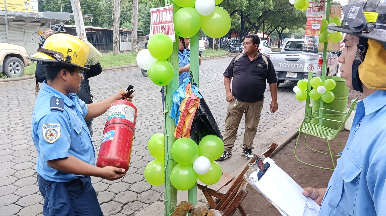 Bomberos revisan seguridad en puestos de pólvora en Distrito V de Managua