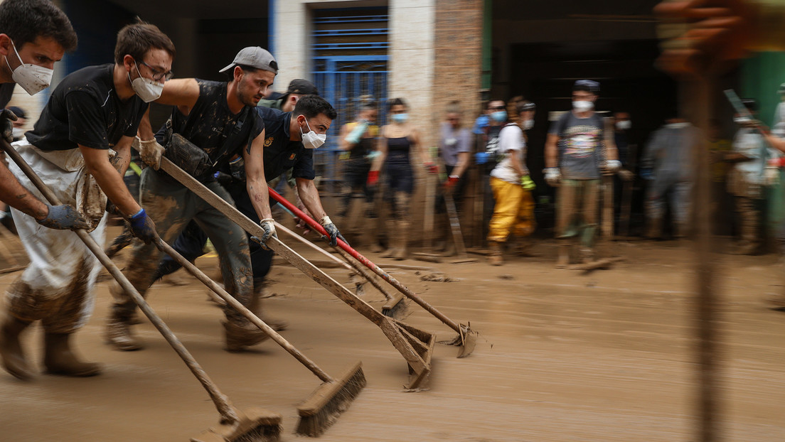 Un Ejército de voluntarios limpian las calles tras la DANA en España
