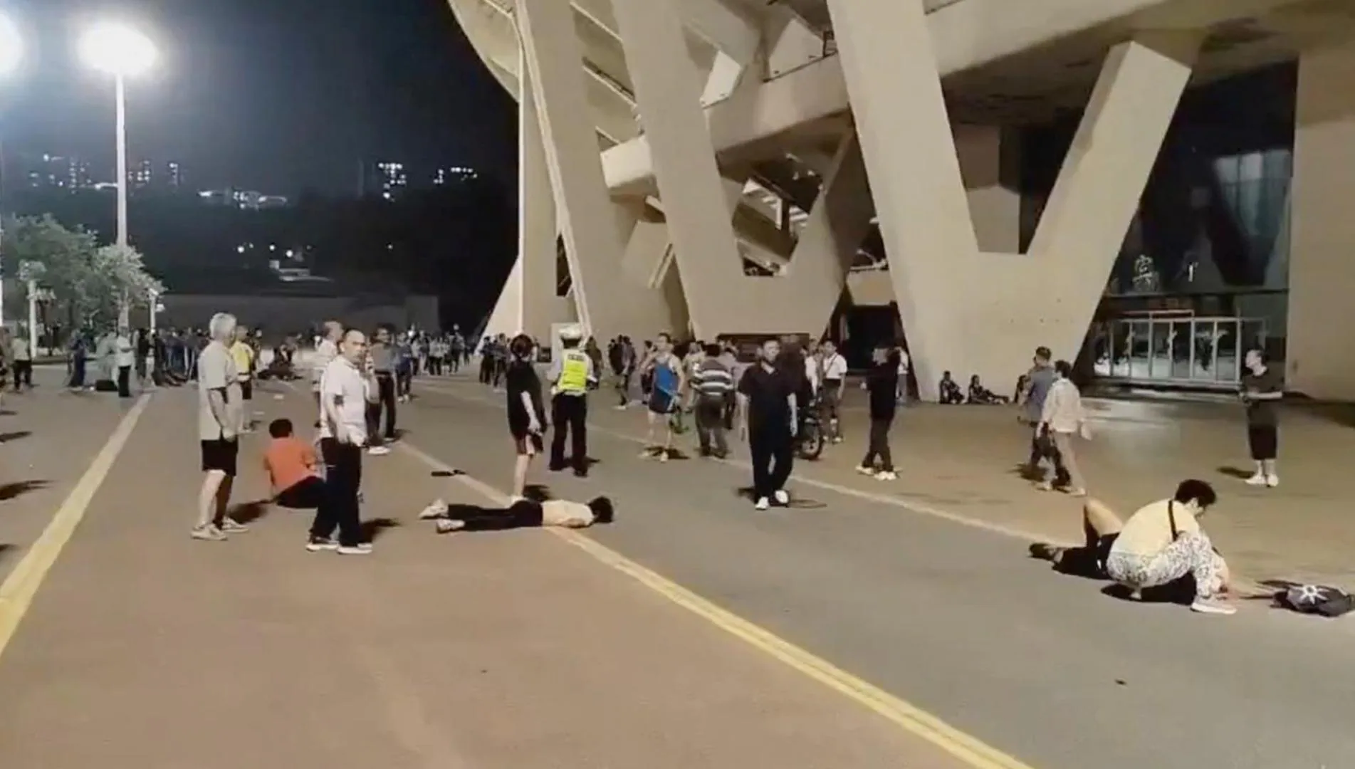 Aumentan a 35 los muertos por la embestida de un todoterreno contra una multitud en China