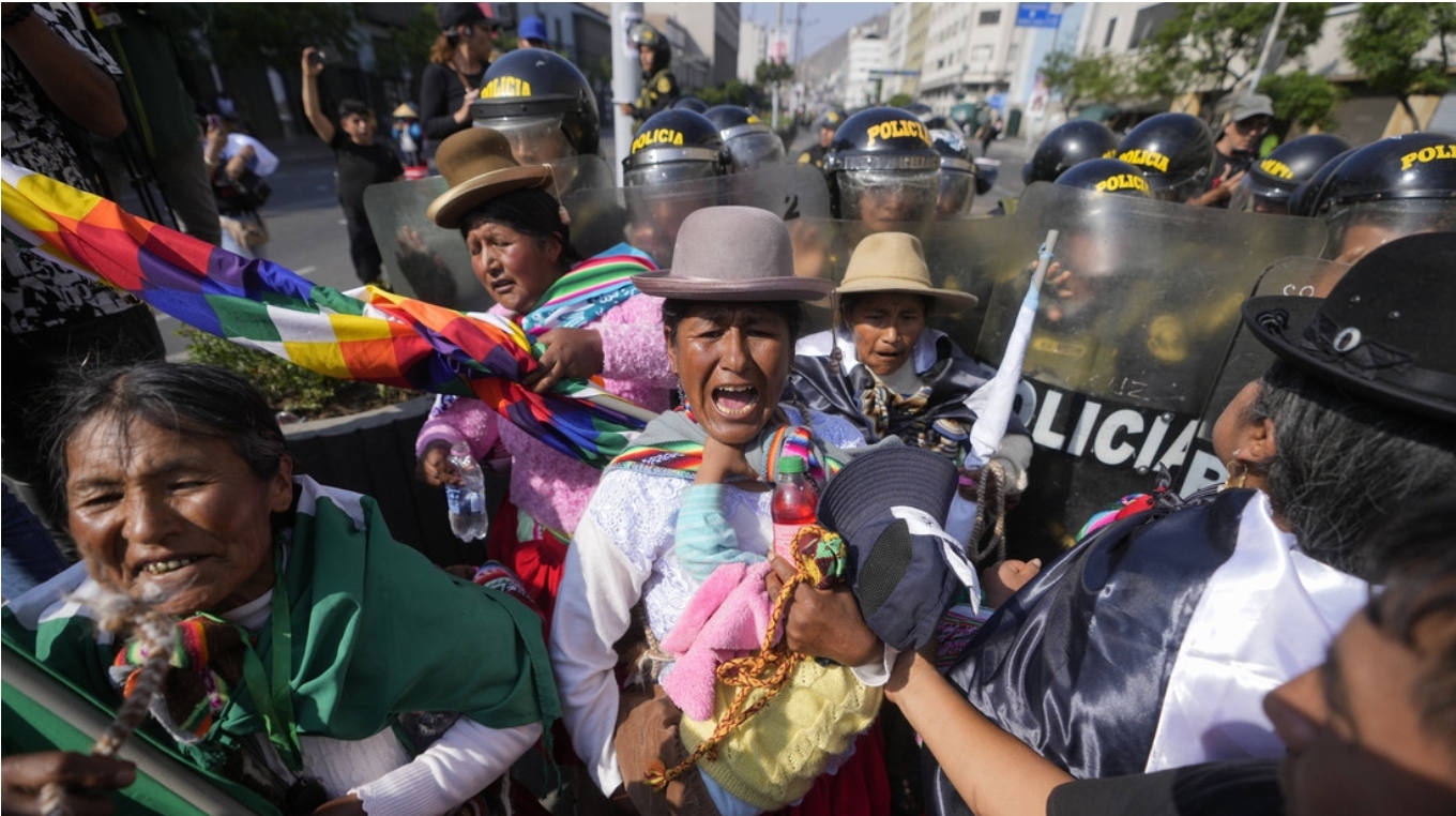 Reprimen en Perú a manifestantes durante el primer día de paro nacional
