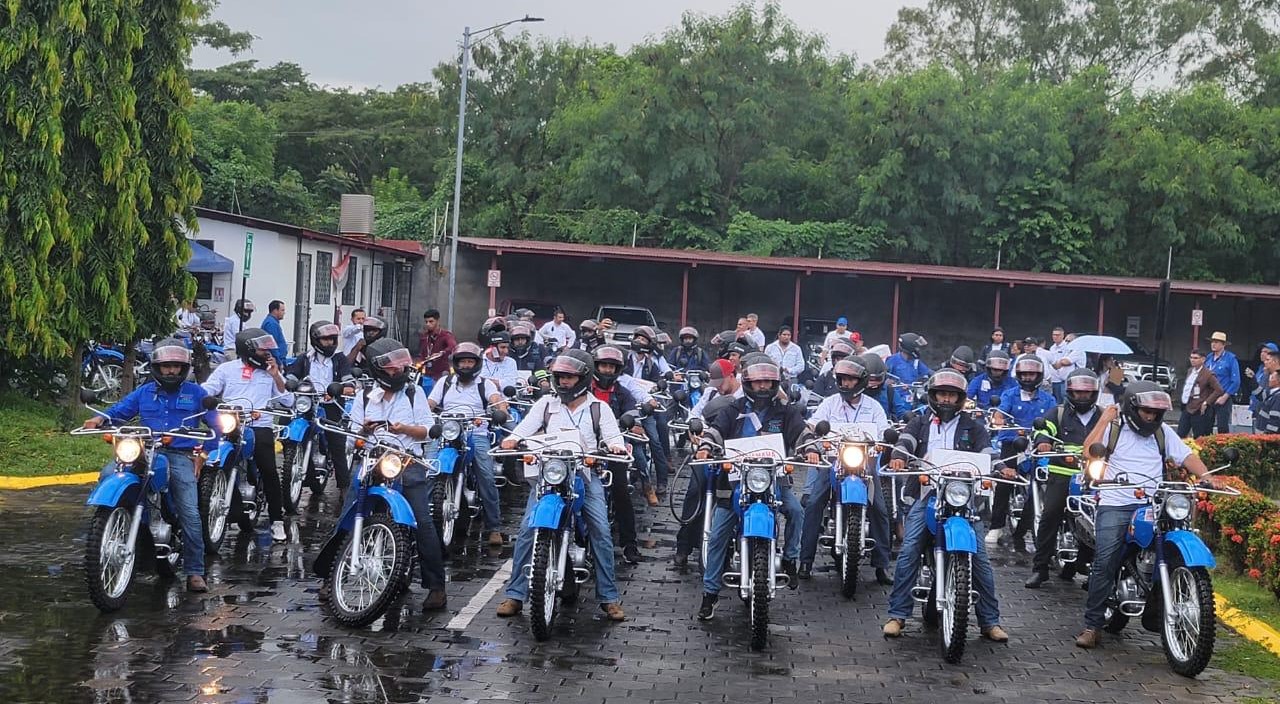 IPSA entrega 50 motocicletas a especialistas en salud animal