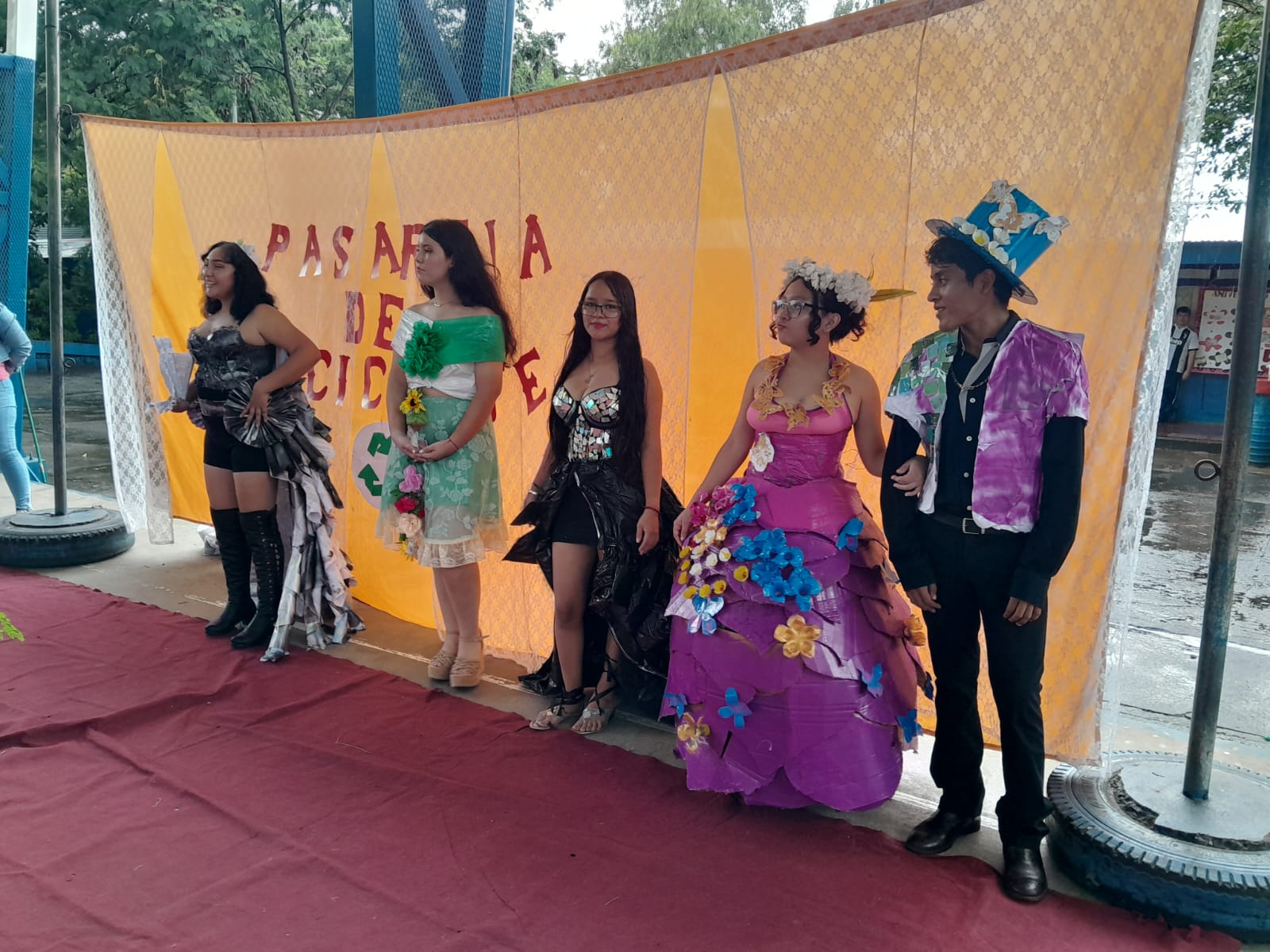 Colegiales del Experimental México realizan pasarela con trajes reciclados