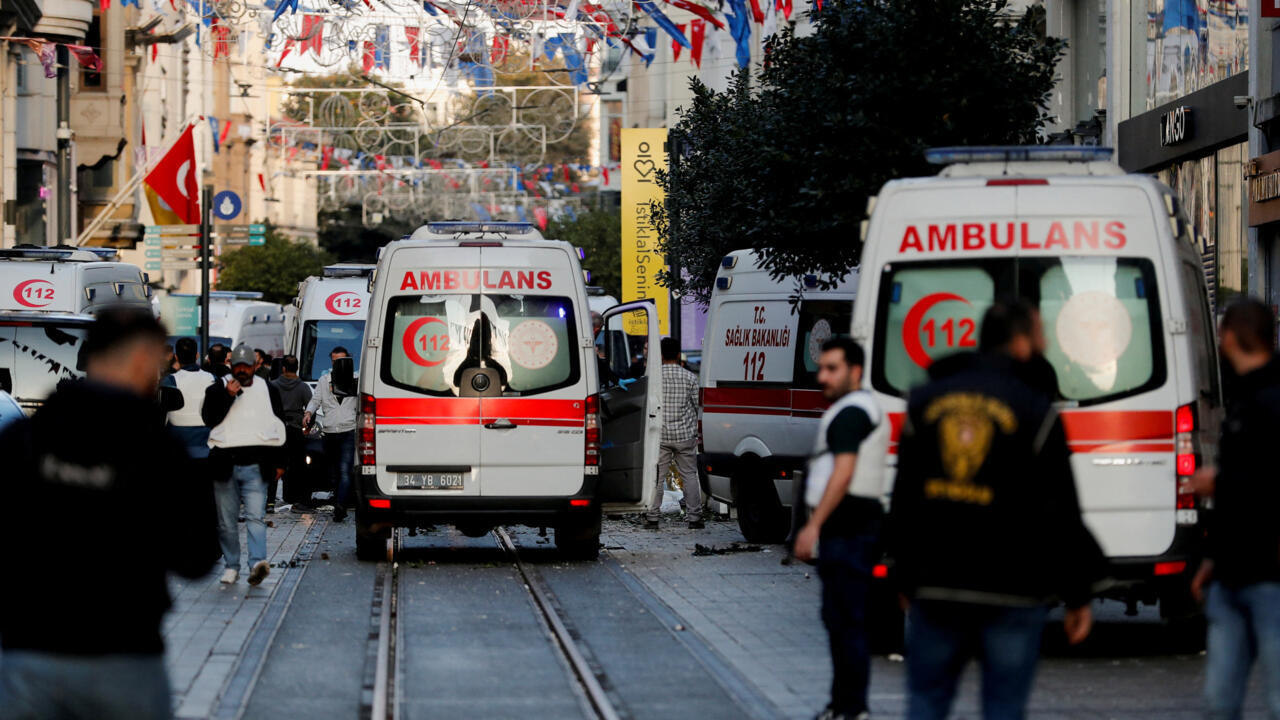Atacan con explosivos y cócteles molotov a policías en Turquía