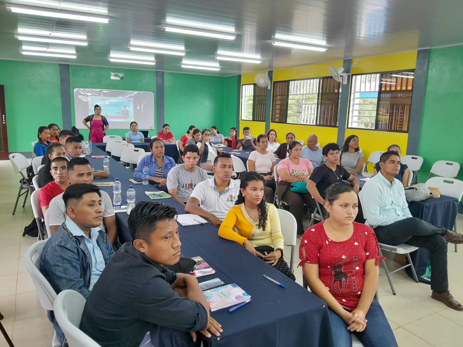 Capacitan a docentes de inglés de primaria que se incorporarán al sistema educativo público