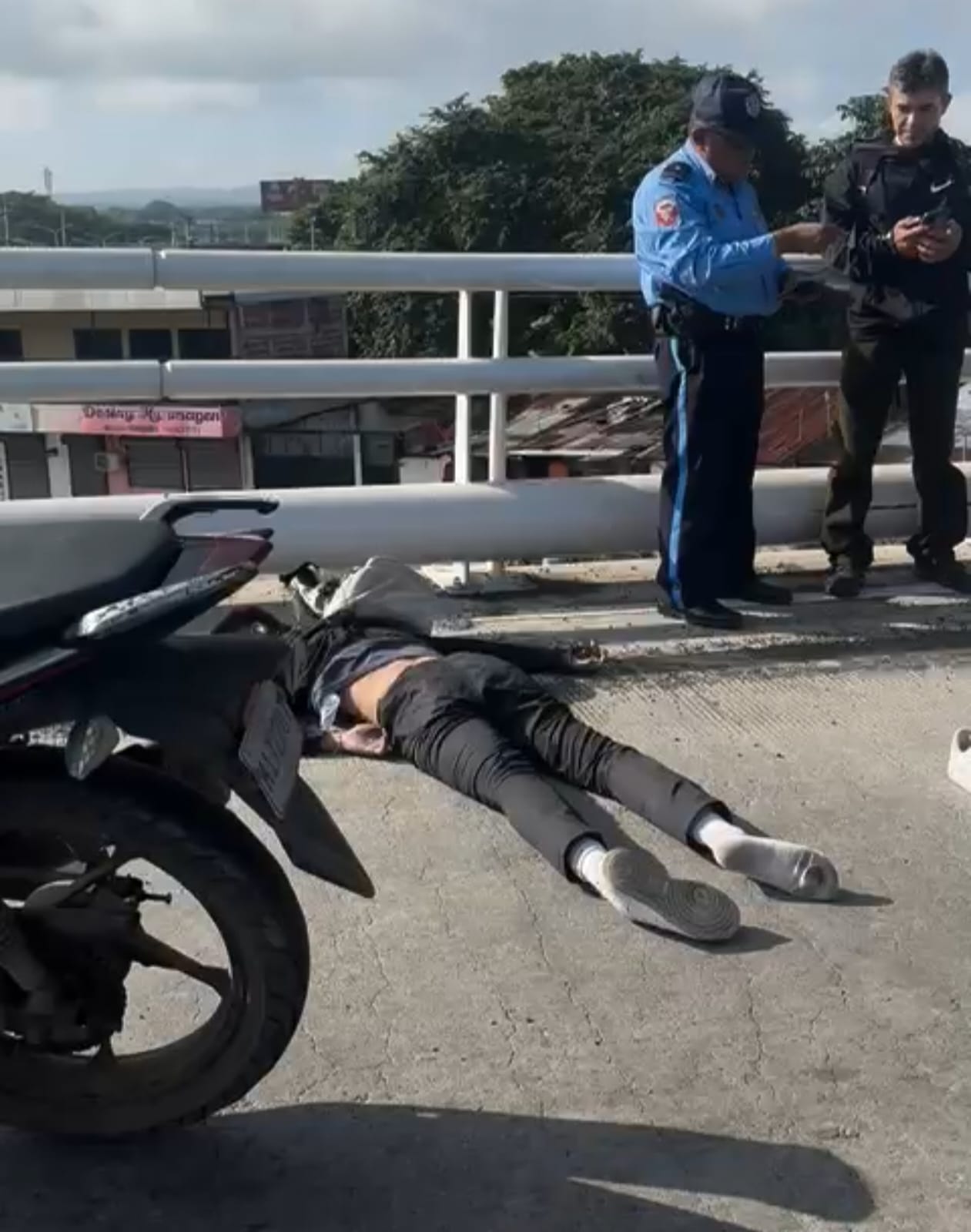 Motociclista muere al estrellarse contra vallas del Paso a Desnivel Las Piedrecitas
