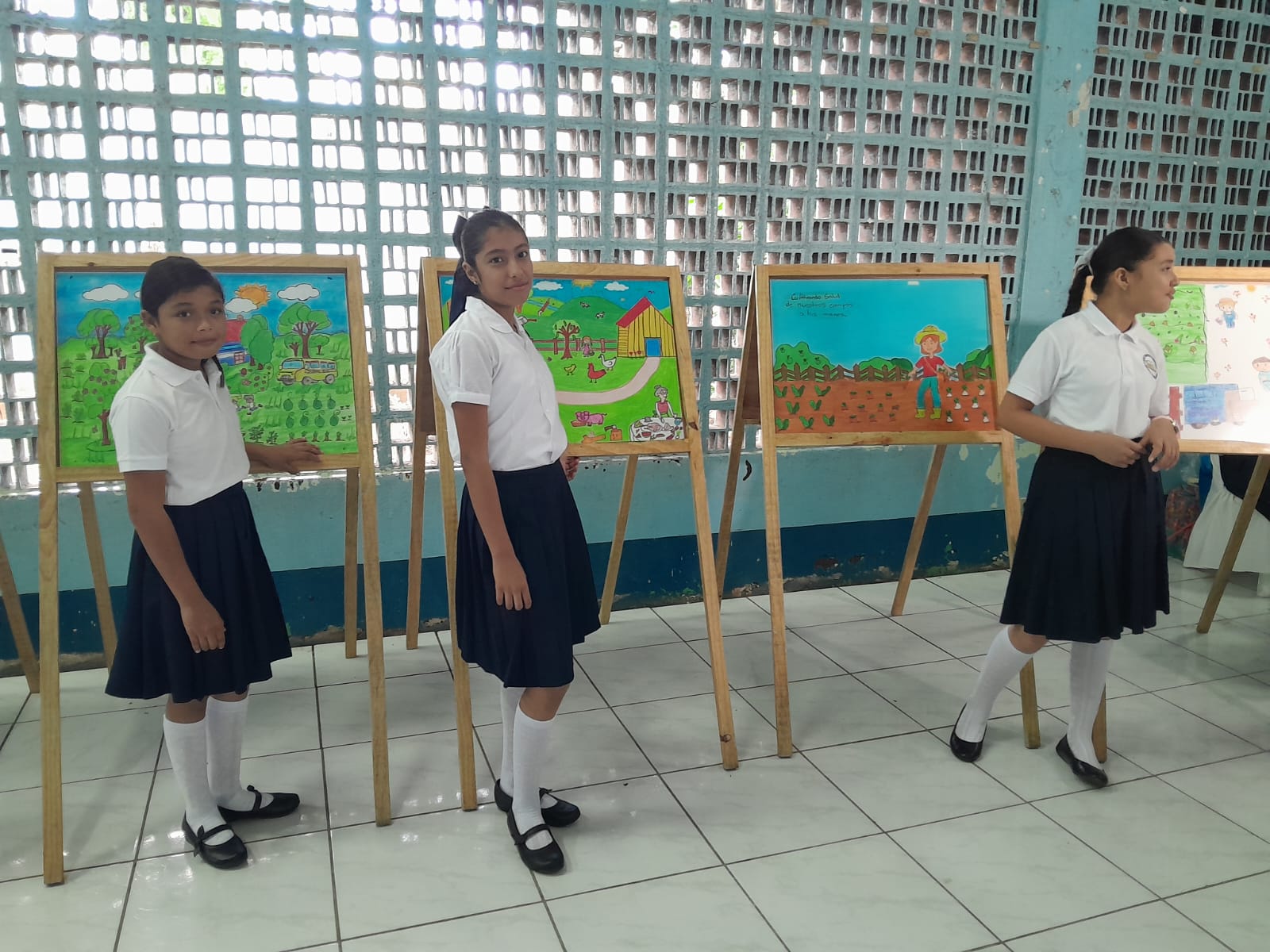 Premian a los mejores 10 dibujos elaborados por alumnos de primaria