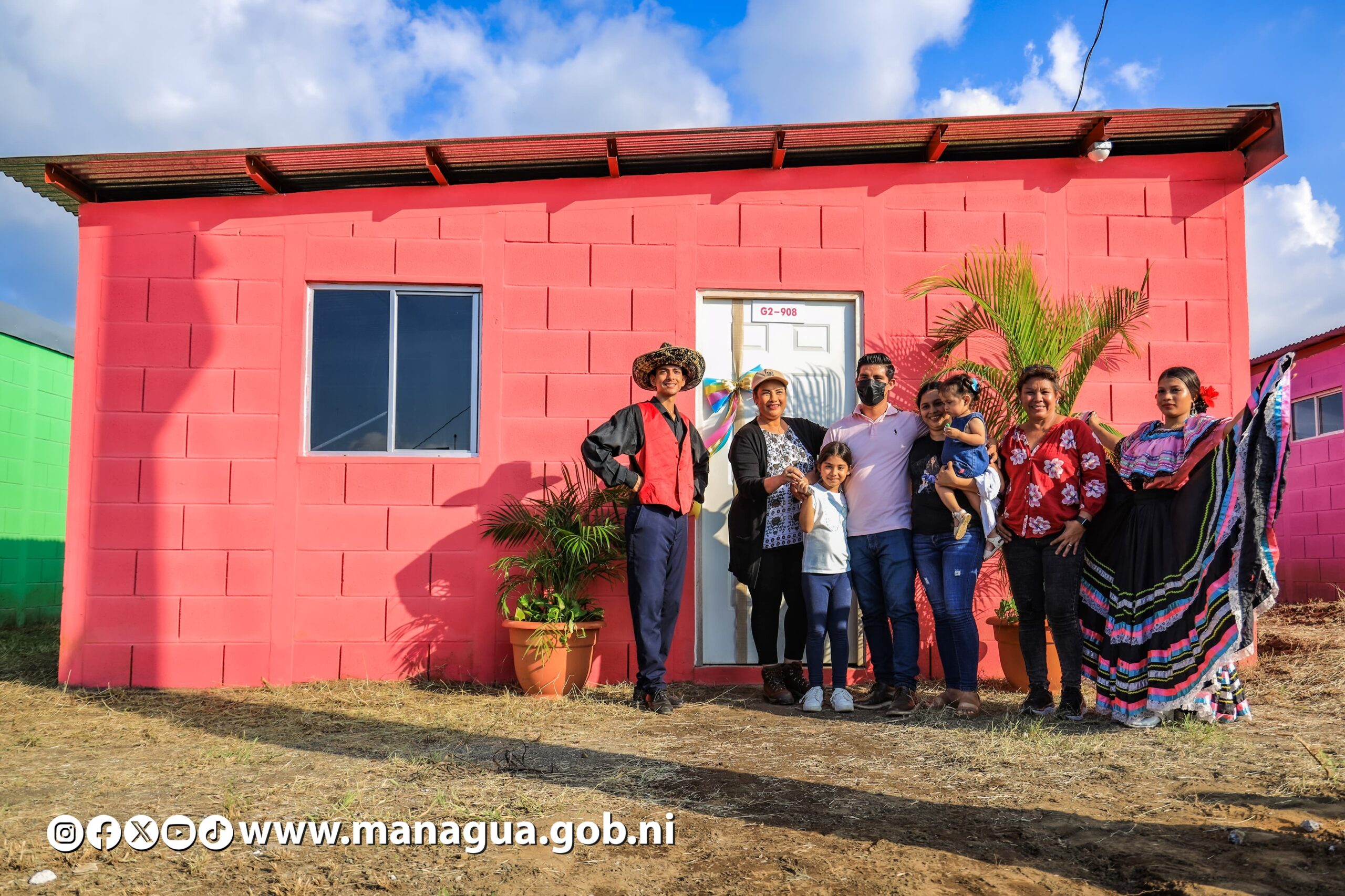 Cien nuevas familias reciben sus viviendas en urbanización Camino del Río