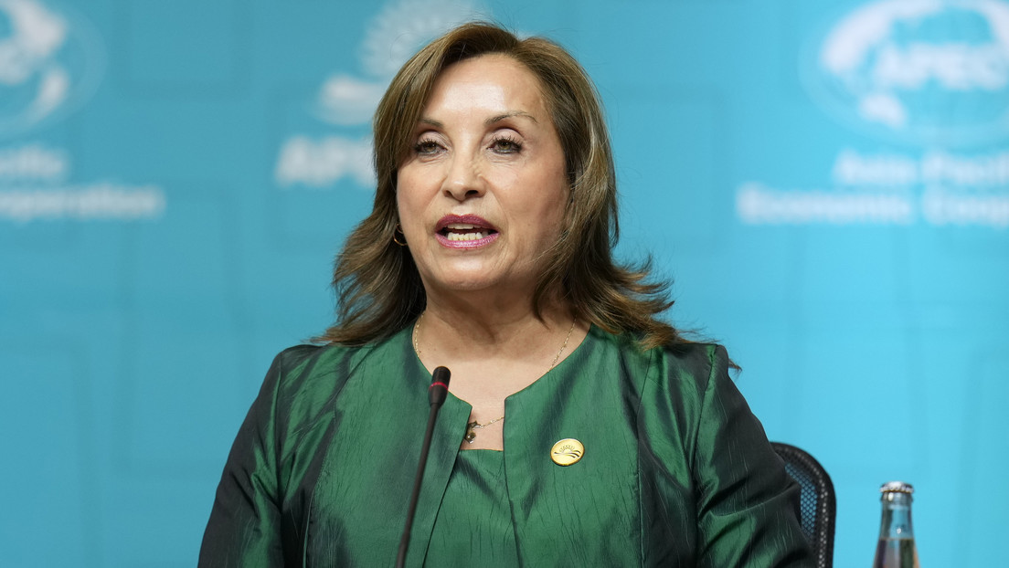 “Está ciega, le vamos a quitar la venda”: Boluarte recibe una estatua de la Justicia de regalo