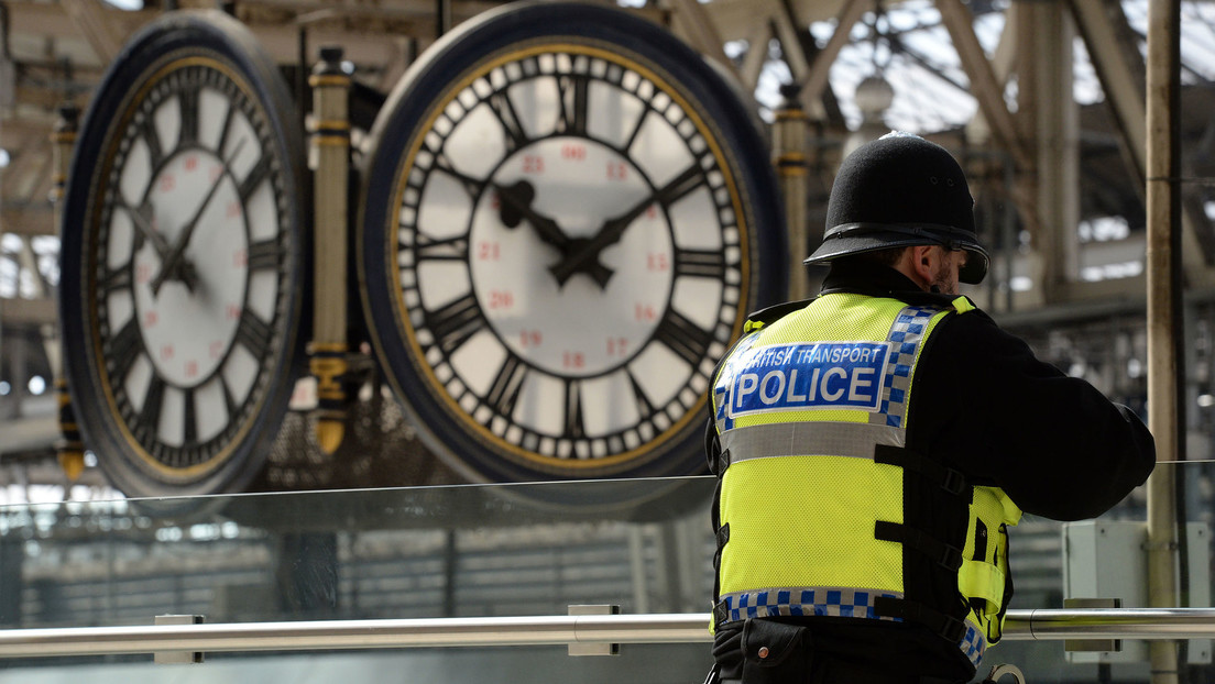 Agentes de policía trans británicos podrán desnudar y registrar a las mujeres