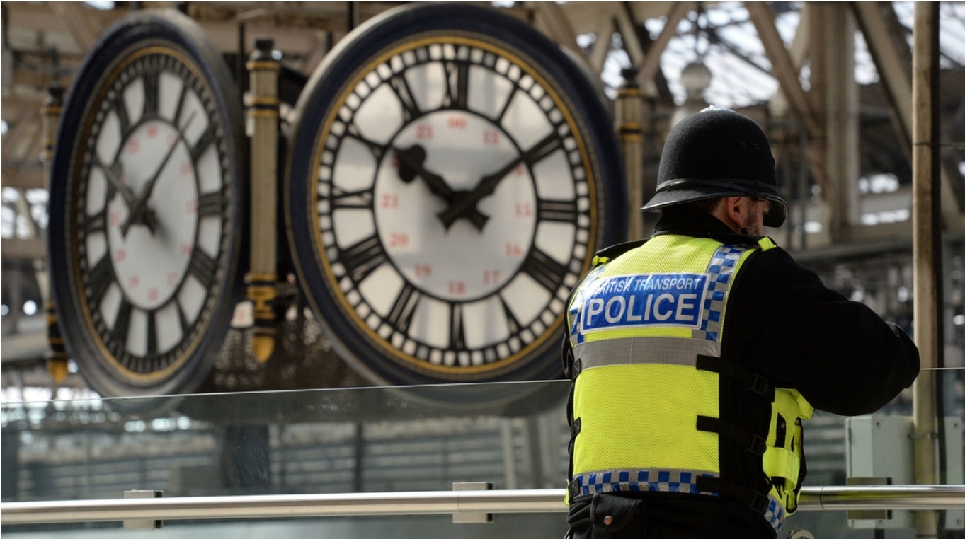 Agentes de policía trans británicos podrán desnudar y registrar a las mujeres