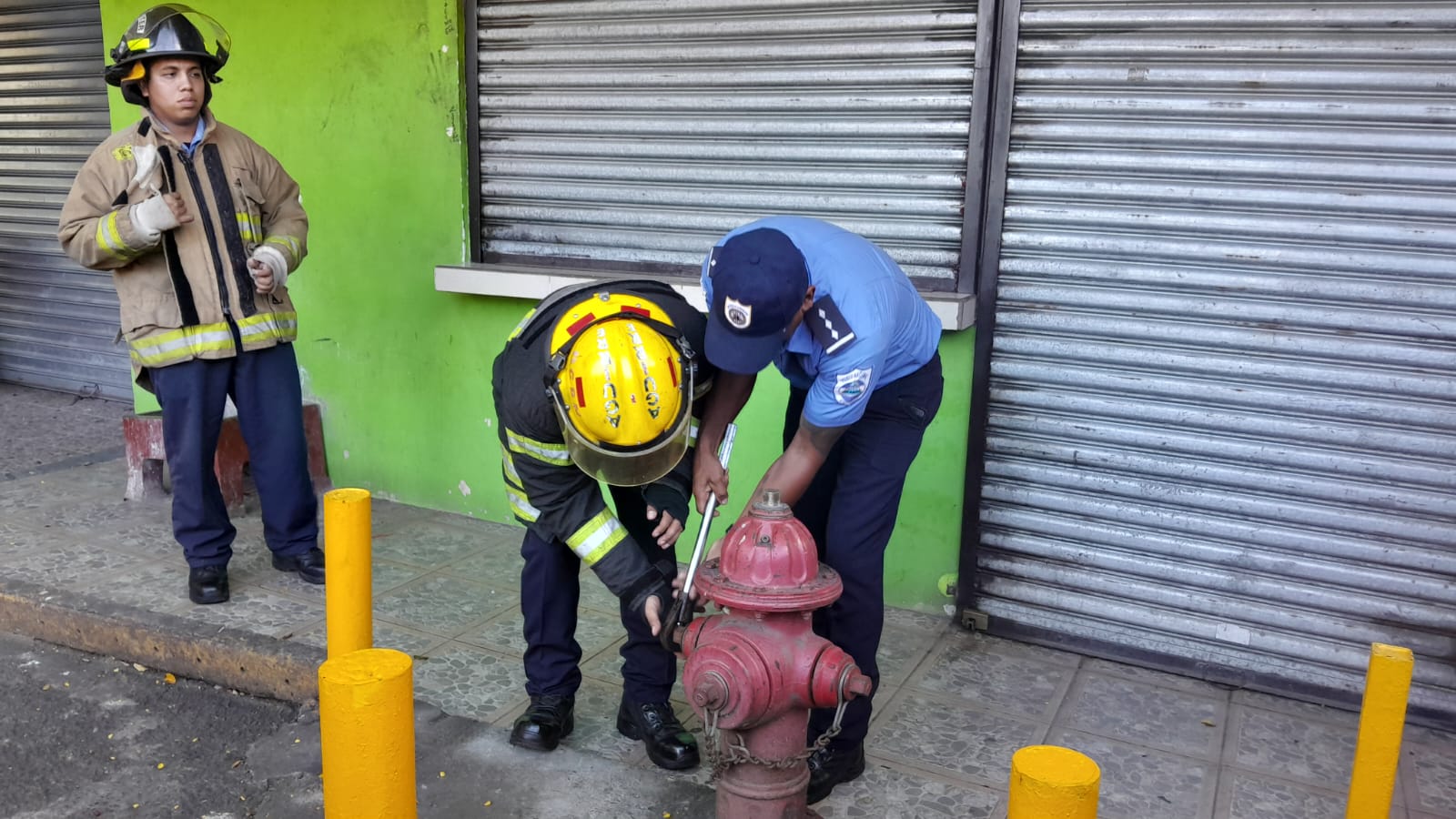 Bomberos Unidos inspeccionan hidrantes del Mercado Roberto Huembés