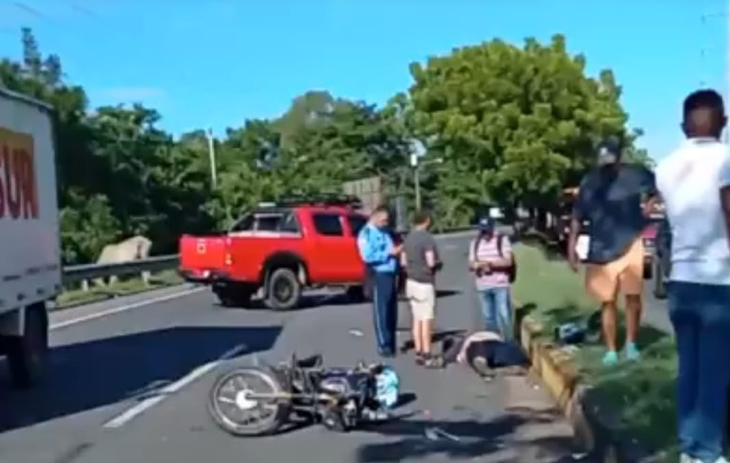 Trabajador del MINSA muere al chocar su moto contra un camión en la carretera Granada-Masaya