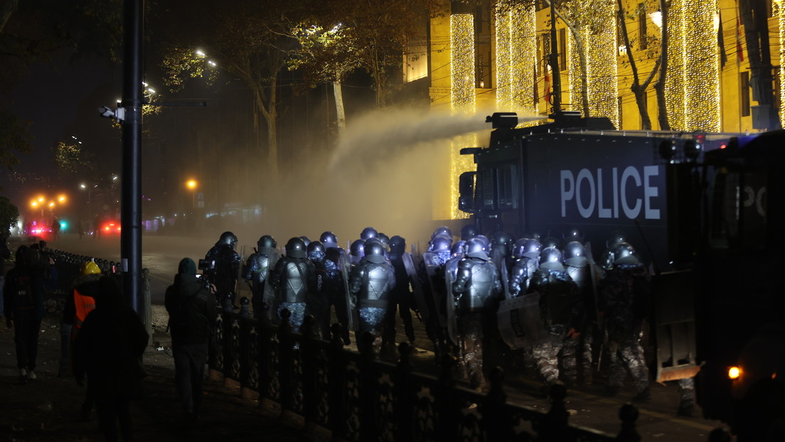 La policía emplea cañones de agua para dispersar la protesta en Georgia