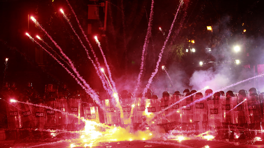 Manifestantes lanzan cócteles molotov a la policía antidisturbios en Georgia