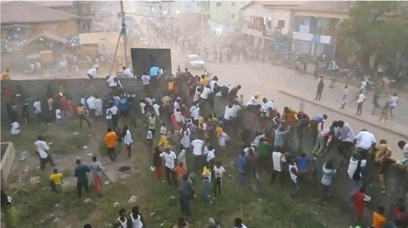 Decenas de muertos por altercados durante un partido de fútbol en Guinea