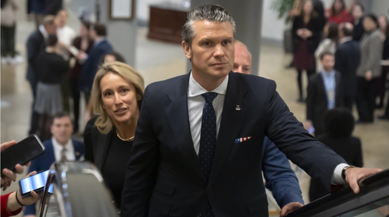 Reportan que Trump considera a DeSantis para el Pentágono en lugar de Hegseth