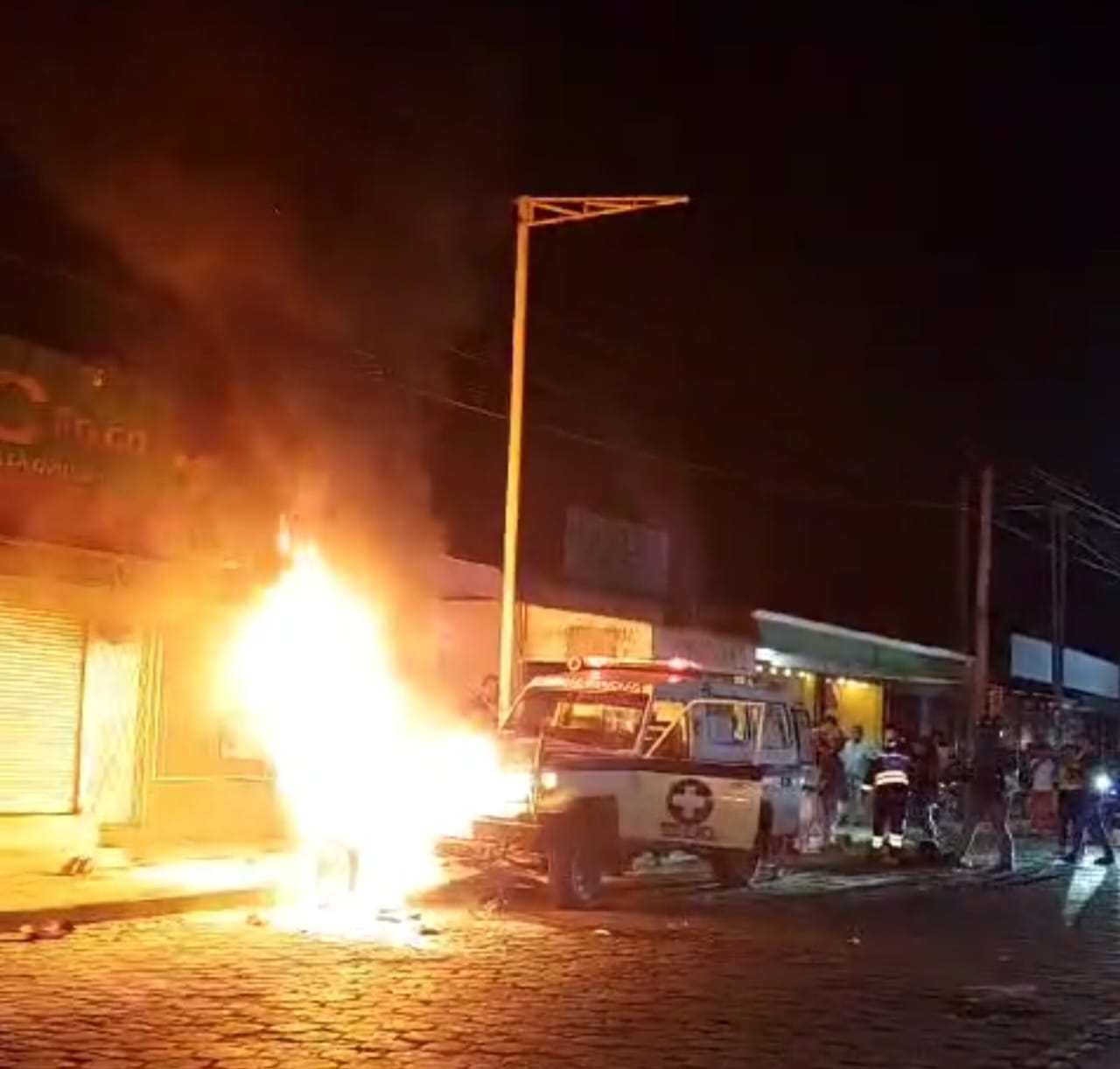 Pareja muere al chocar su moto contra una ambulancia en Managua
