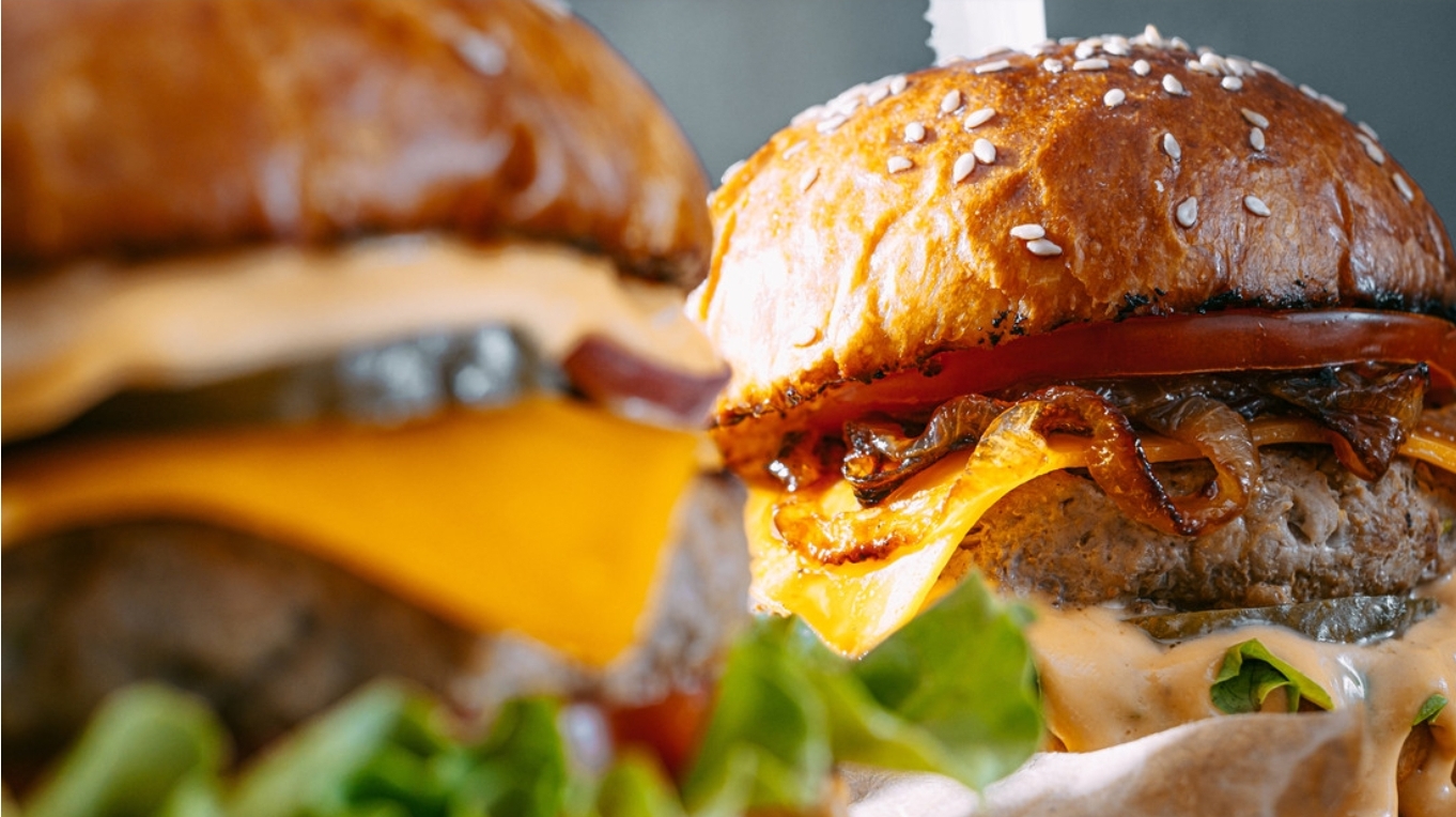 Come hamburguesas durante 7 días y en vez de sangre le extraen “leche”