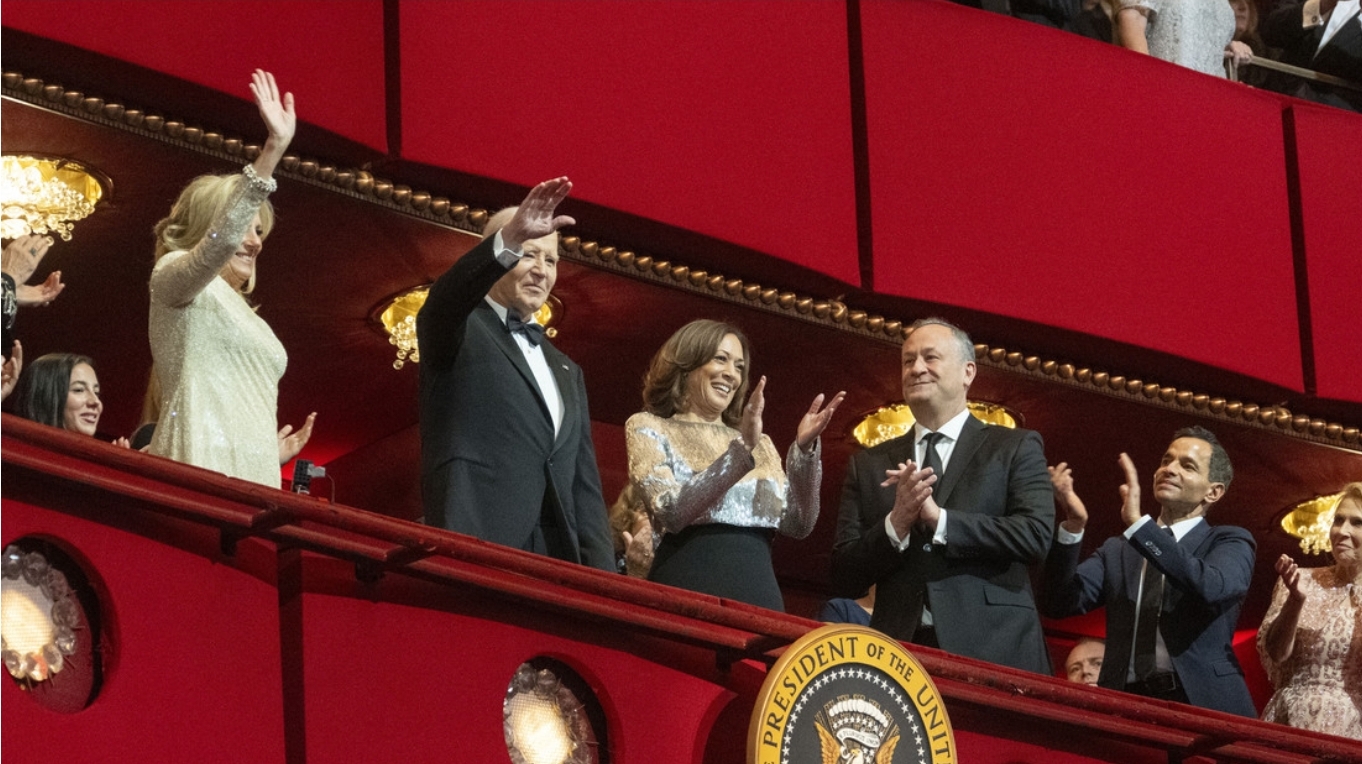 Joe Biden y su esposa ignoran a Kamala Harris durante una gala