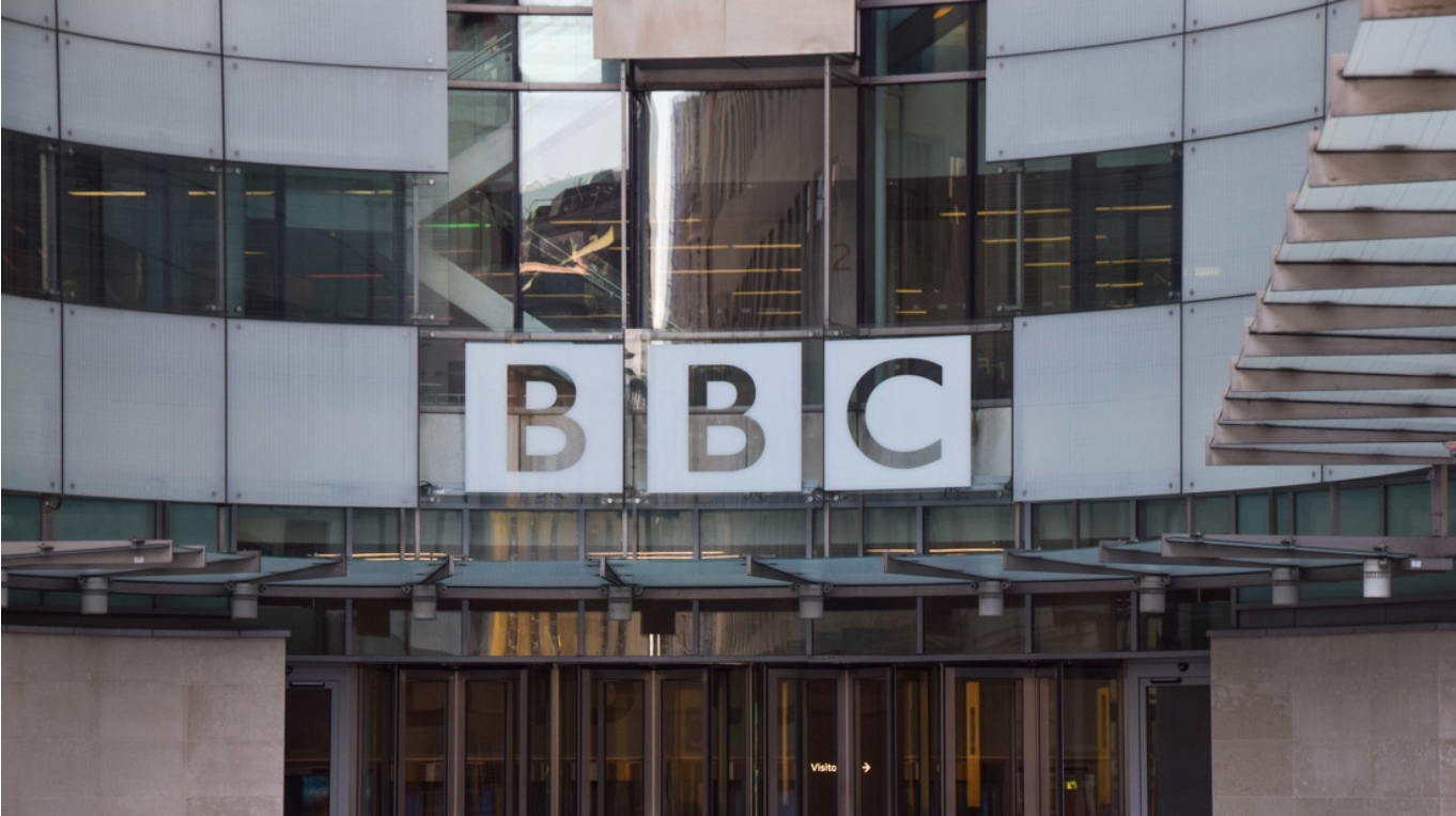 Condenan a experiodista de la BBC por pagar para ver niños mientras eran explotados sexualmente