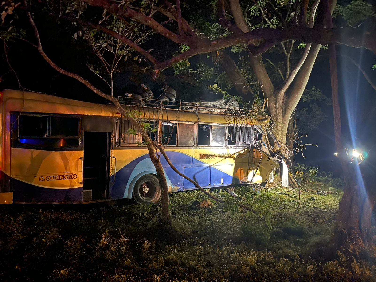 Un fallecido y 4 personas con severas lesiones tras estrellarse el bus en que viajaban a San Carlos