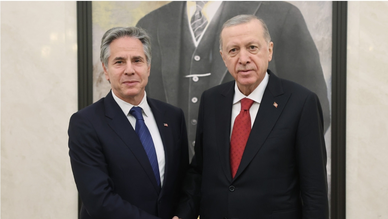 Erdogan y Blinken se reúnen y abordan la situación en Siria