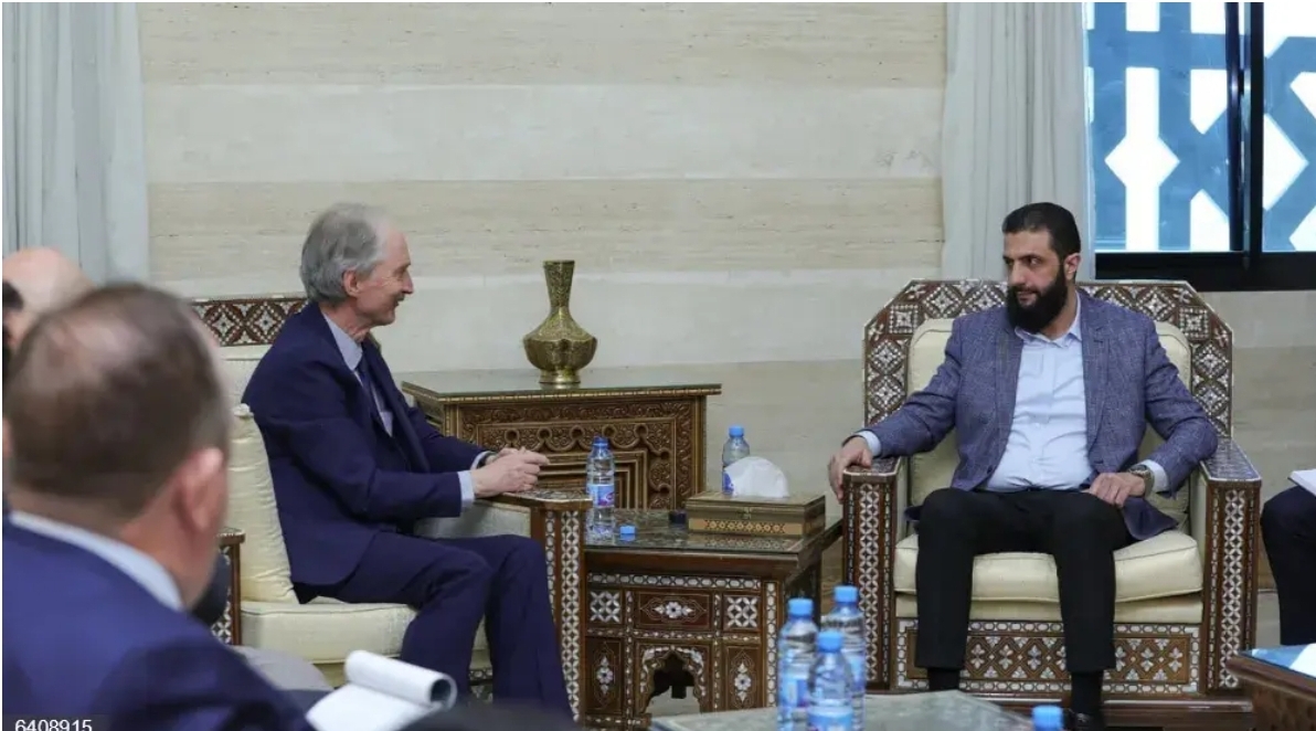 Al Julani se reúne con el enviado especial de la ONU para Siria