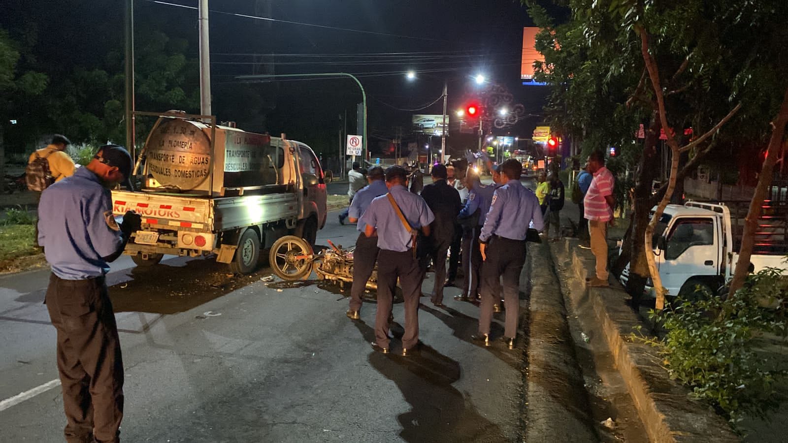 Hermanos en moto chocan contra un camión en Managua y uno de ellos muere