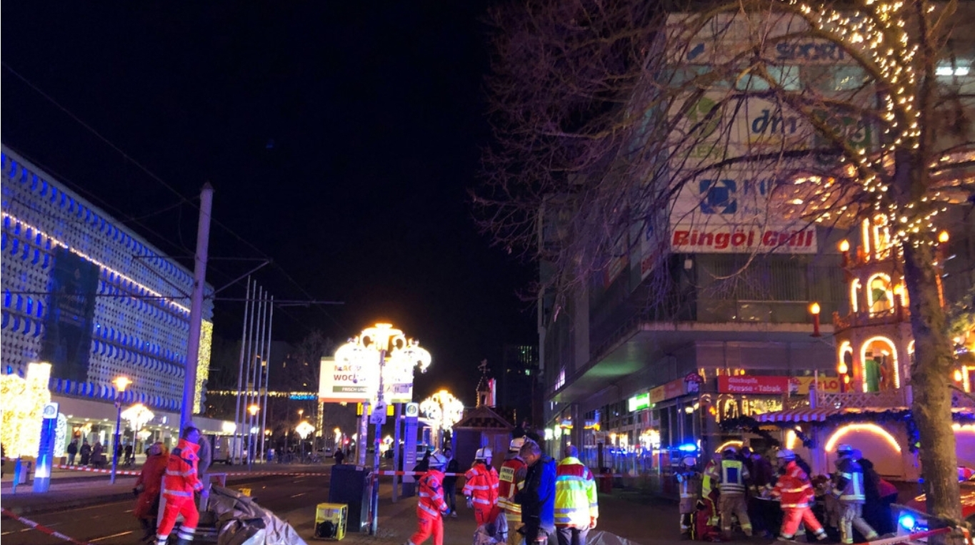 Muertos y decenas de heridos en un mercadillo navideño en Alemania por atropello de un coche