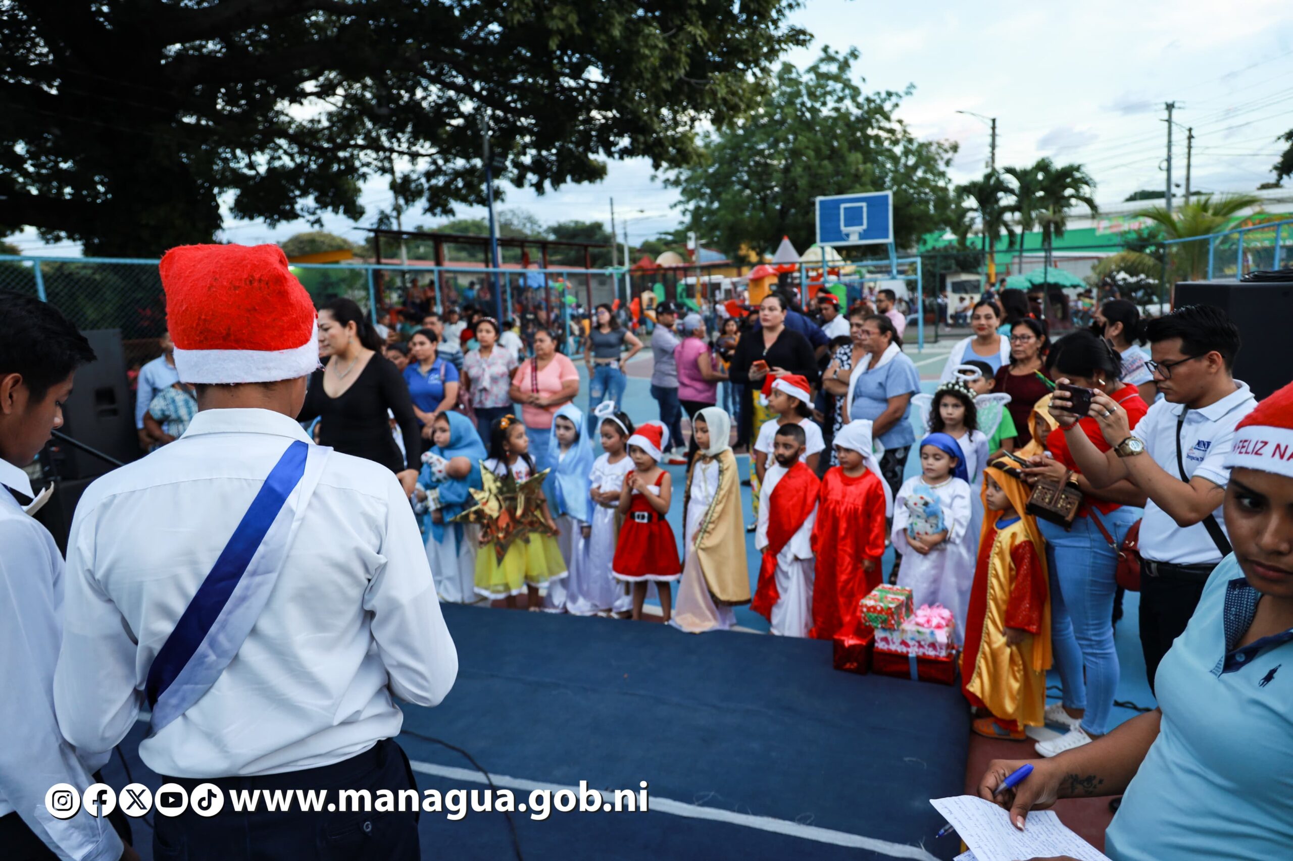 Familias del barrio Camilo Ortega disfrutan de Concierto Navideño
