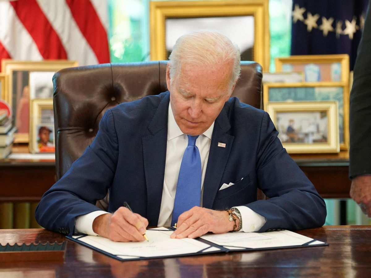 Biden firma el proyecto para evitar el cierre del Gobierno